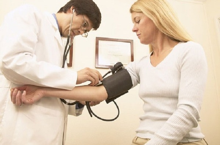 Kiểm tra huyết áp theo định kỳ để theo dõi chỉ số huyết áp