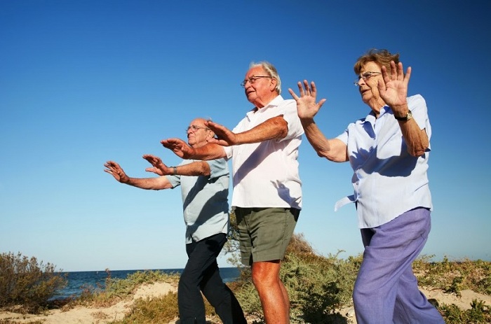 Người già nên vận động và tập những bài tập thể dục nhẹ nhàng