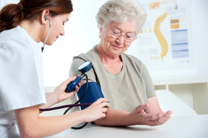 Nguy cơ mắc bệnh tim mạch ở người già, dấu hiệu và cách phòng tránh
