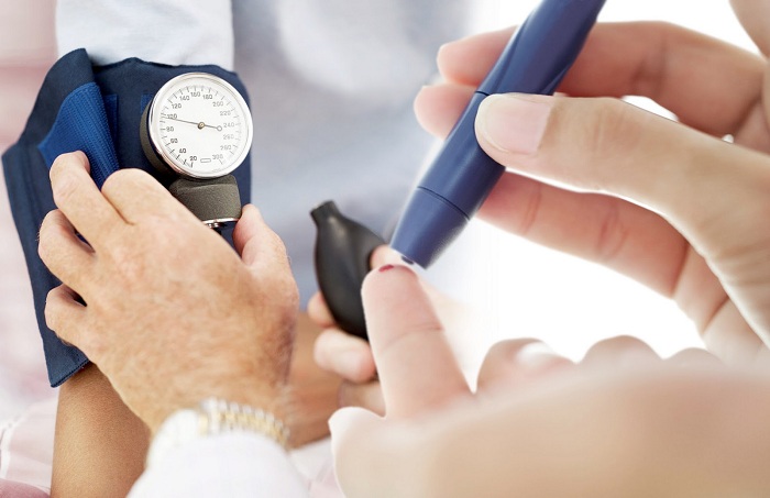 Kiểm tra huyết áp và lượng đường huyết trong máu thường xuyên