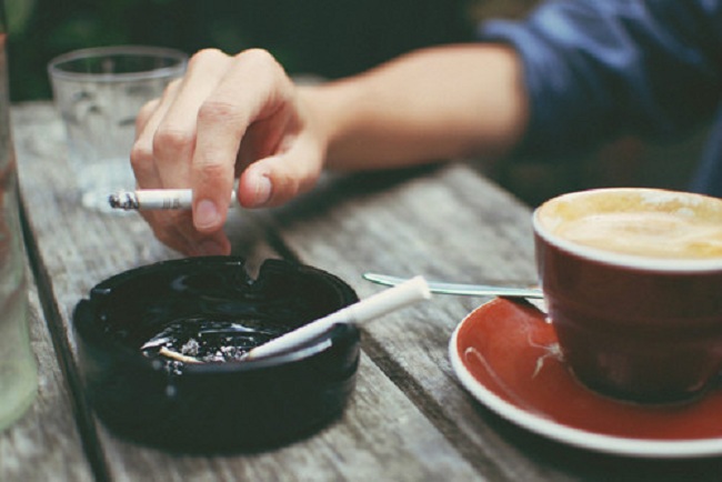 Hút thuốc lá, uống nhiều rượu, cafe làm tăng nguy cơ mắc bệnh về tim mạch ở người trẻ